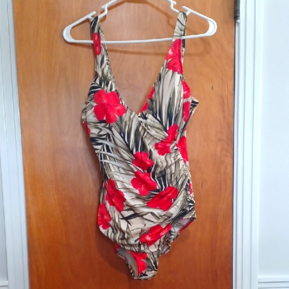 Trimshaper Tropical Green, Red & Black Floral Print Sz.14. Vneck. Draped Front!